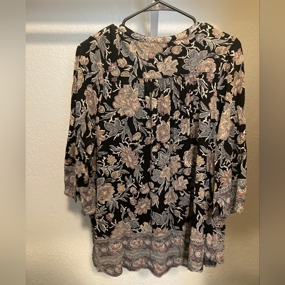 Floral Black and Cream Women's Top - Picture 2 of 4
